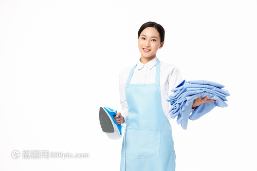 家政服務中的匠心 女性熨燙衣服的藝術與溫情